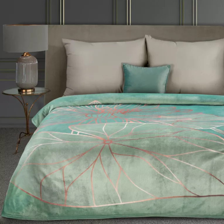 Koc 150x200 cm szałwiowo, beżowy zdobiony motywem kwiatów i liści lilii wodnej SALVIA 5 Limited collection