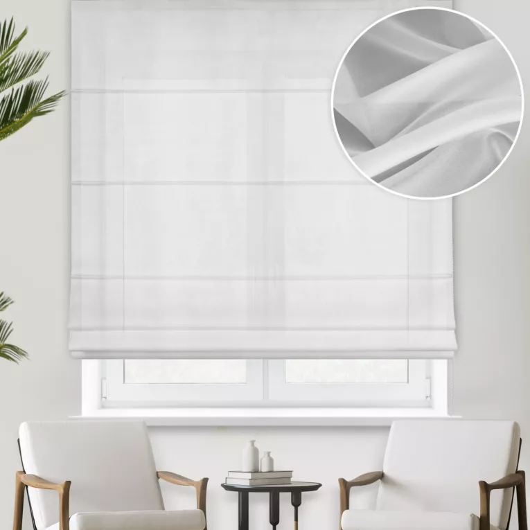 Roleta rzymska biała z miękkiej i połyskliwej tkaniny, wykończona obciążnikiem
