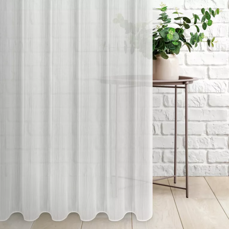 Firana szyta na taśmie 5 cm naturalna z delikatnego materialu z efektem deszczyku, wykończona obciąznikiem