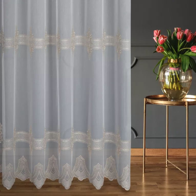 Firana szyta na taśmie fala biało miedziana z matowej tkaniny typu ADEN z efektem deszczyku, zdobionej ornamentowym haftem