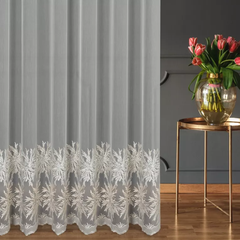 Firana szyta na taśmie 5 cm kremowo złota z kwiatowym, dwukolorowym haftem na tkaninie typu ADEN z delikatnym efektem deszczyku, zdobiona kryształkami Italissima