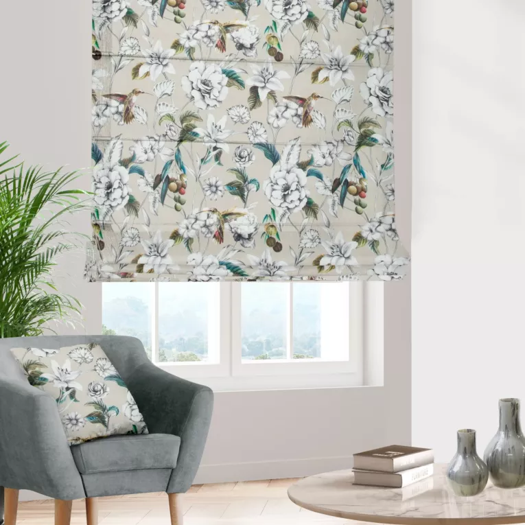 Roleta rzymska beżowo grafitowa z tkaniny o naturalnym splocie z nadrukowanym kwiatowym wzorem