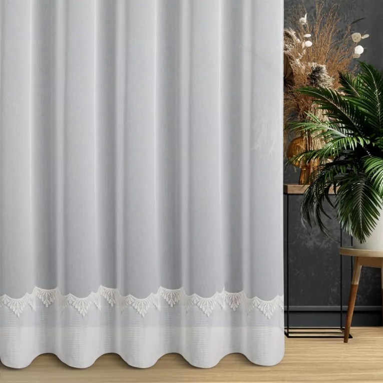 Firana szyta na flexach naturalna z matowej tkaniny typu ADEN z ozdobnym podwinięciem i błyszczącą gipiurką