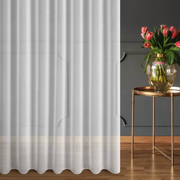 Firana szyta na taśmie 5 cm biała z gładkiej matowej tkaniny, wykończonej obciążnikiem