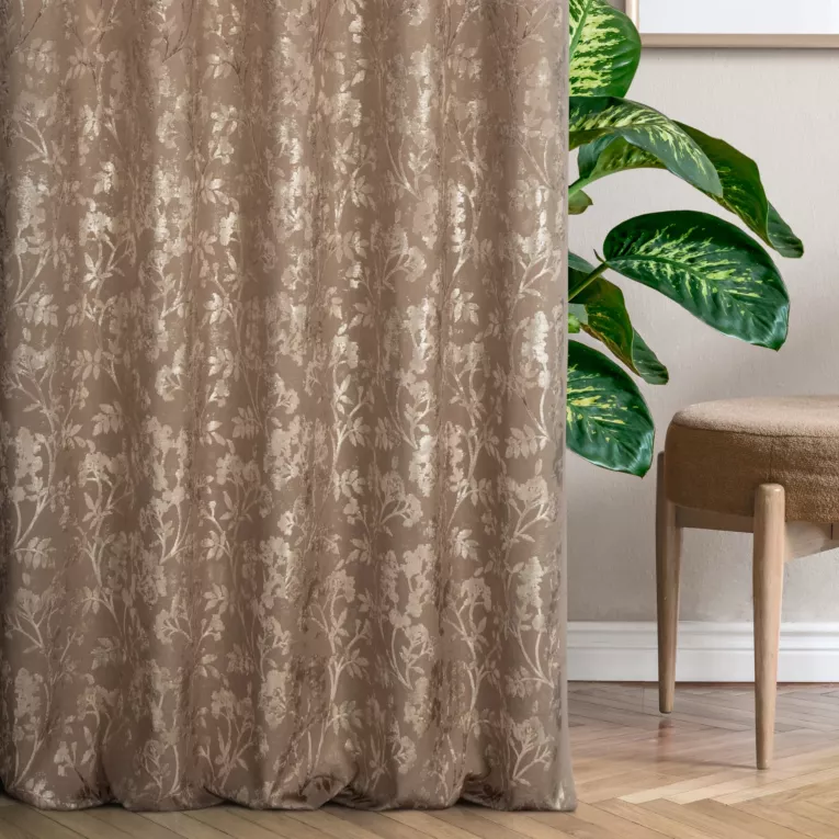 Tkanina zasłonowa gruba, welwetowa, z mieniącym się wzorem złocistych gałązek na lekko przecieranym tle z kolekcji Pierre Cardin