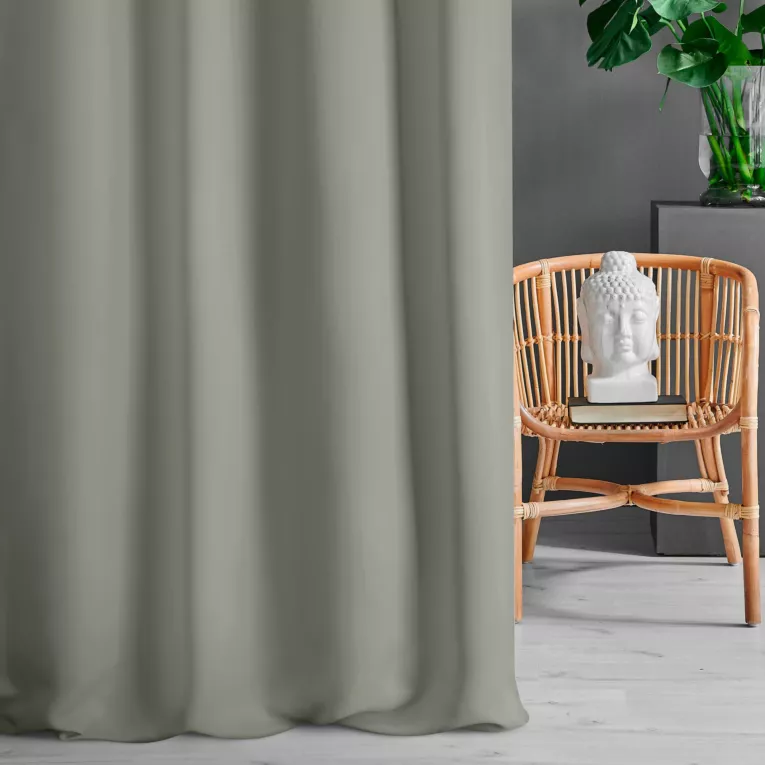 Zasłona szyta na taśmie 5 cm srebrna z gładkiej zaciemniającej tkaniny typu dimout