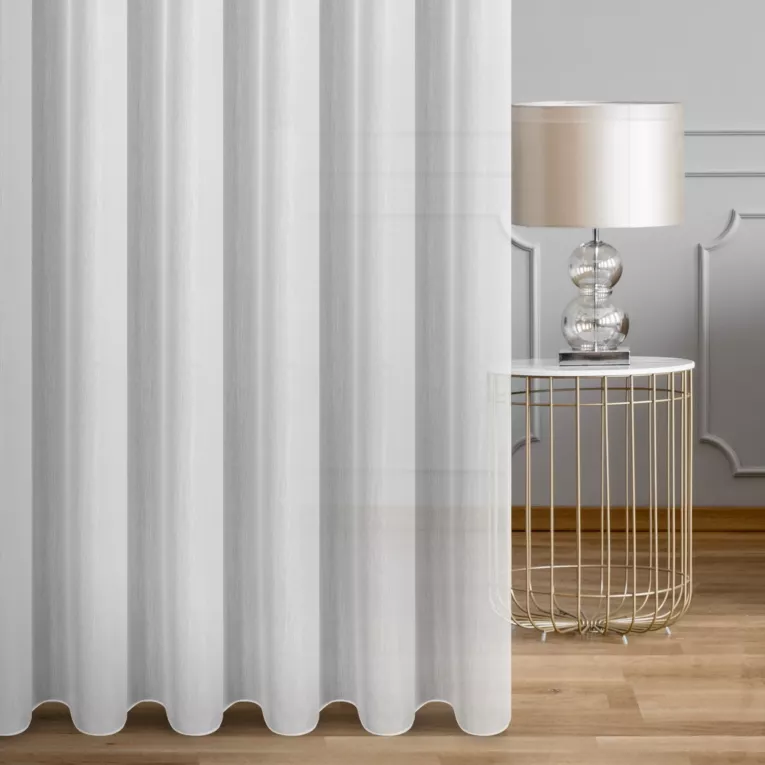 Firana szyta na tunelu biała z miękkiej w dotyku tkanina w delikatne pionowe prążki, wykończona obciążnikiem