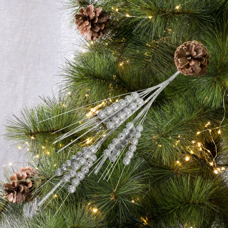 Zimowa gałązka dekoracyjna obsypana srebrnym brokatem