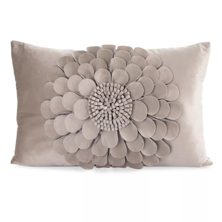 Poszewka na poduszkę 30 x 50 cm z welwetu kolor beżowy zdobiona trójwymiarowym motywem kwiatu FLORES 2