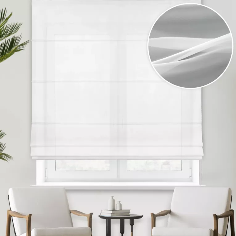 Roleta rzymska biała z delikatnej, połyskującej tkaniny wykończonej obciążnikiem