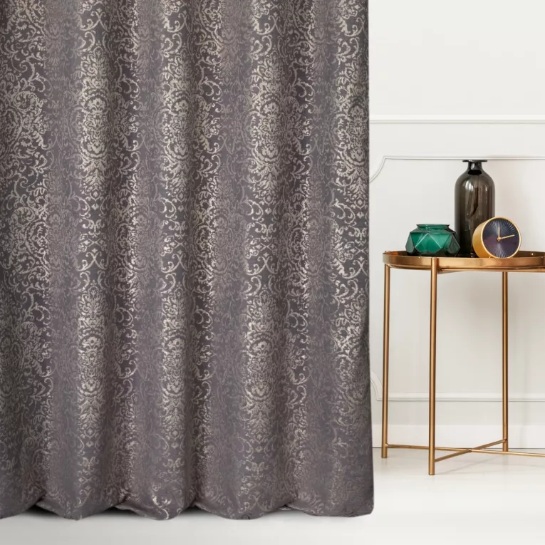 Zasłona szyta na taśmie 5 cm srebrno złocista z połyskującej tkaniny zdobionej eleganckim wzorem Pierre Cardin