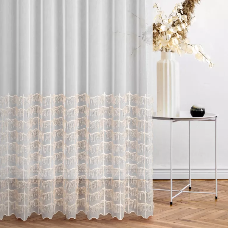 Firana szyta na przelotkach kremowo beżowa z delikatnej tkaniny typu aden zdobiona asymetrycznym frędzlowym haftem