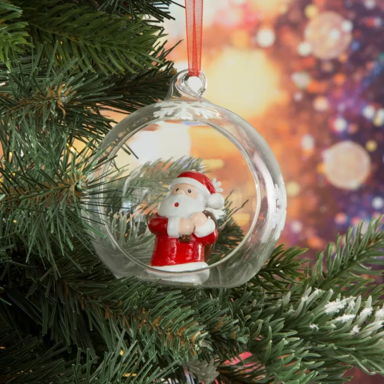 Szklana bombka z otworem zdobiona ręcznie śnieżynkami i uroczym Mikołajem