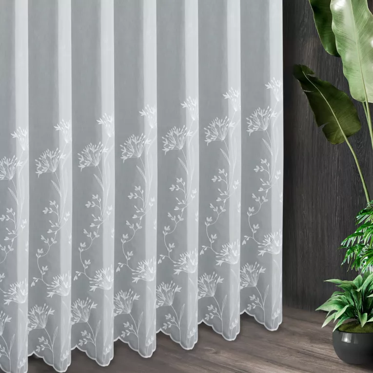 Tkanina firanowa, matowa z efektem deszczyku, z delikatnym haftem roślinnym