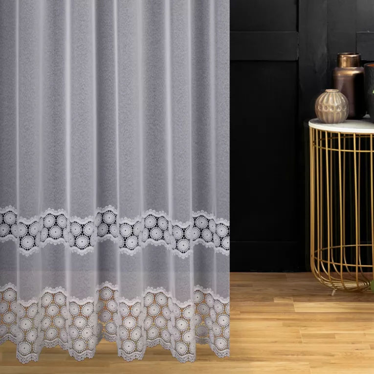 Firana szyta na taśmie fala biała z matowej markizety ozdobionej geometryczną aplikacją