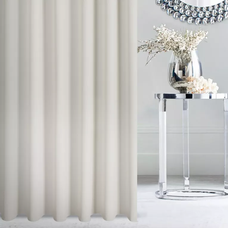 Firana szyta na taśmie fala kremowa z grubszej żorżety wykończonej obciążnikiem