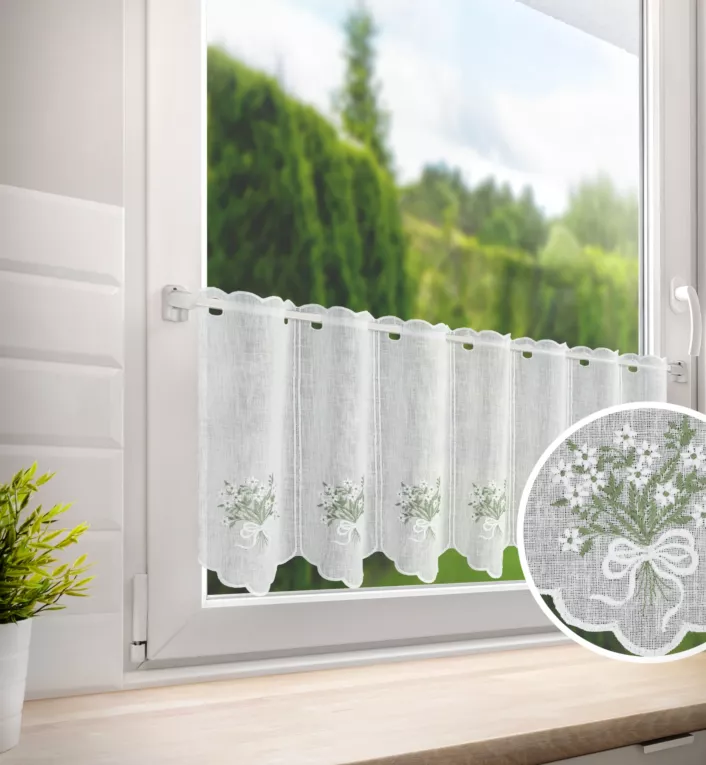Tkanina firanowa zazdrostka zdobiona haftem drobnych kwiatuszków