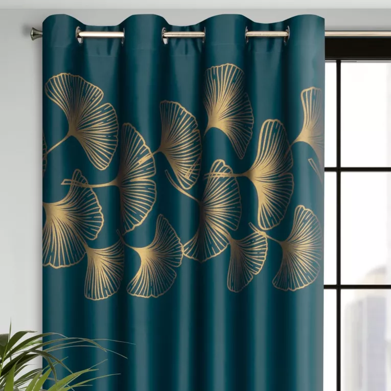 Zasłona zaciemniająca typu blackout z błyszczącym nadrukiem miłorzębów