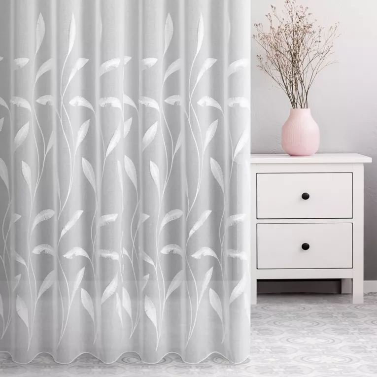 Firana szyta na taśmie 5 cm biała z delikatnej etaminy zdobionej frędzlowym haftem, wykończonej obciążnikiem