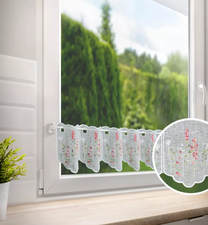 Tkanina firanowa zazdrostka zdobiona haftem drobnych kwiatuszków