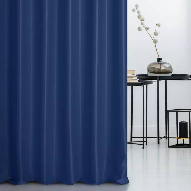 Zasłona szyta na taśmie 5 cm granatowa z tkaniny trudnopalnej, zaciemniającej, typu blackout