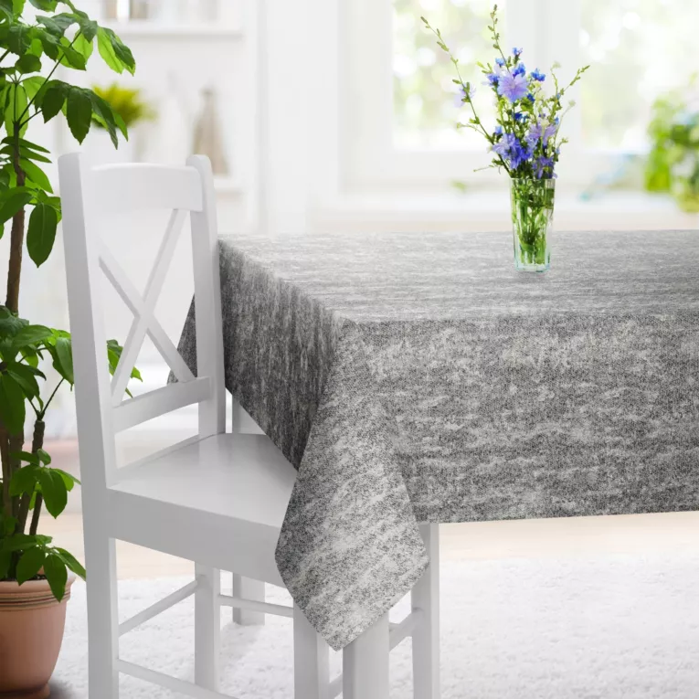 Obrus szyty popielato srebrzysty z tkaninay o grubym, naturalnym splocie z delikatnym połyskiem