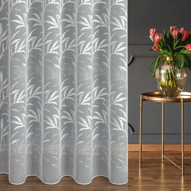 Firana szyta na taśmie 5 cm naturalna z miękkiej tkaniny typu ADEN z efektem deszczyku, zdobiona haftem roślinnym, wykończona obciążnikiem