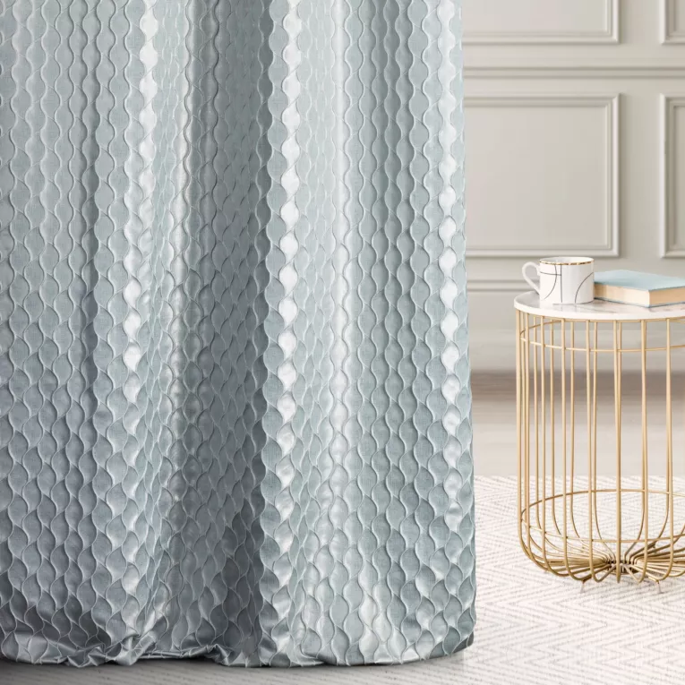 Zasłona szyta na taśmie 5 cm JEROME błękitno srebrna z tkaniny o symetrycznym wzorze 3D i lekkim połyskiem