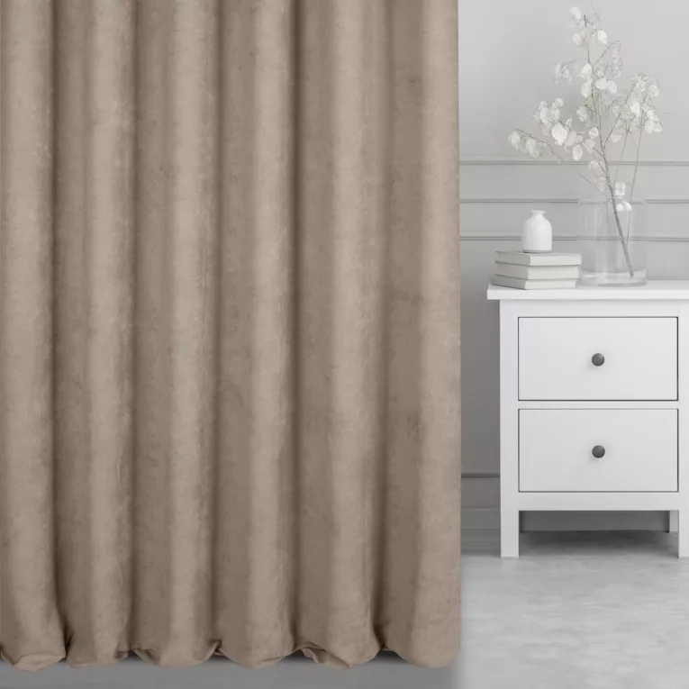 Zasłona szyta na taśmie 5 cm ciemnobeżowa z miękkiej tkaniny o welurowej strukturze i wyraźnym splocie