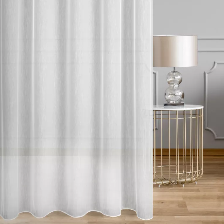 Firana szyta na taśmie 5 cm biała z połyskującej tkaniny nie wymagającej prasowania, wykończona obciążnikiem