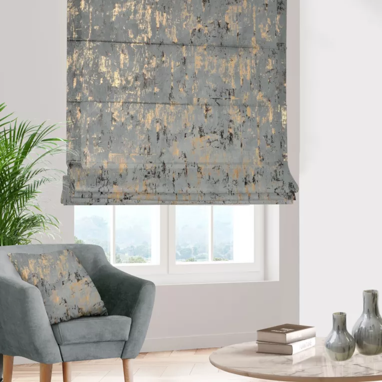 Roleta rzymska srebrno złocista z tkaniny welwetowej zdobionej połyskującym drukiem