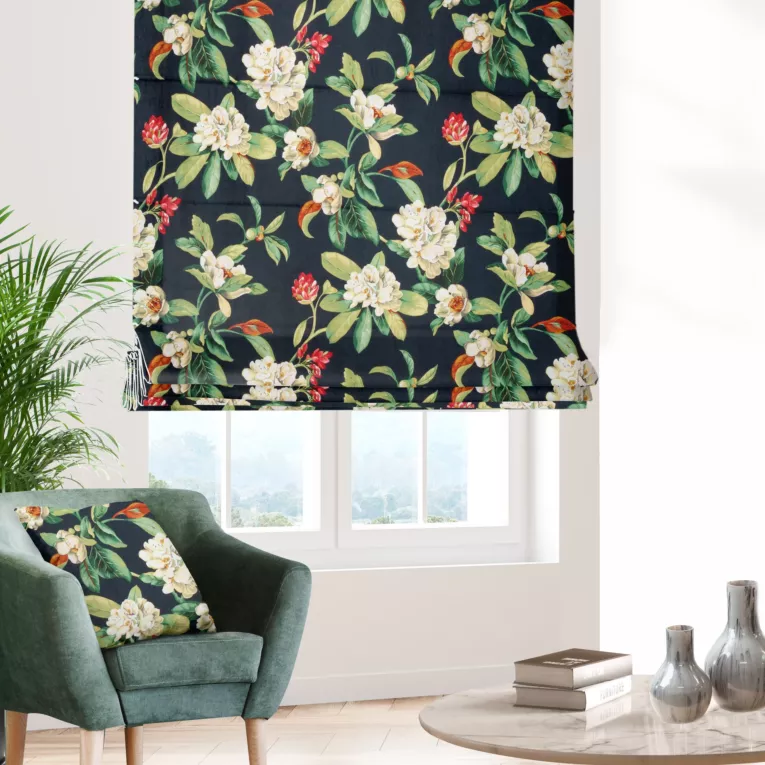 Roleta rzymska czarno oliwkowa z miękkiej tkaniny welwetowej z kwiatowym nadrukiem