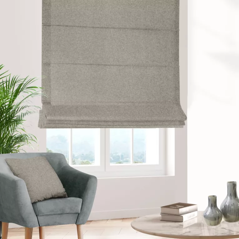 Roleta rzymska kremowa z tkaniny trudnopalnej, zaciemniającej, typu blackout z efektem melanżu