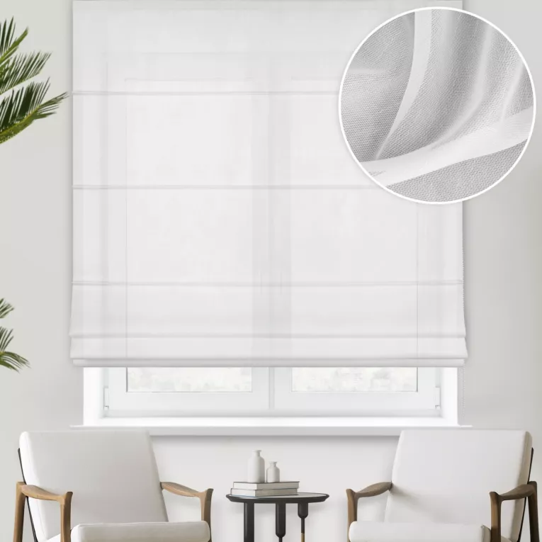 Roleta rzymska biała z miękkiej tkaniny o delikatnym efekcie deszczyku, wykończona obciążnikiem
