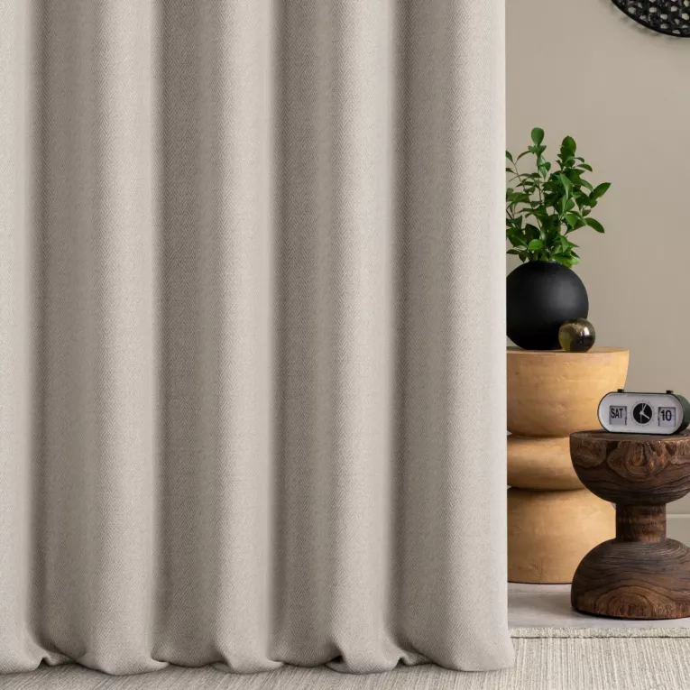 Zasłona szyta na flexach beżowa z tkaniny z jodełkowym wzorem geometrycznym