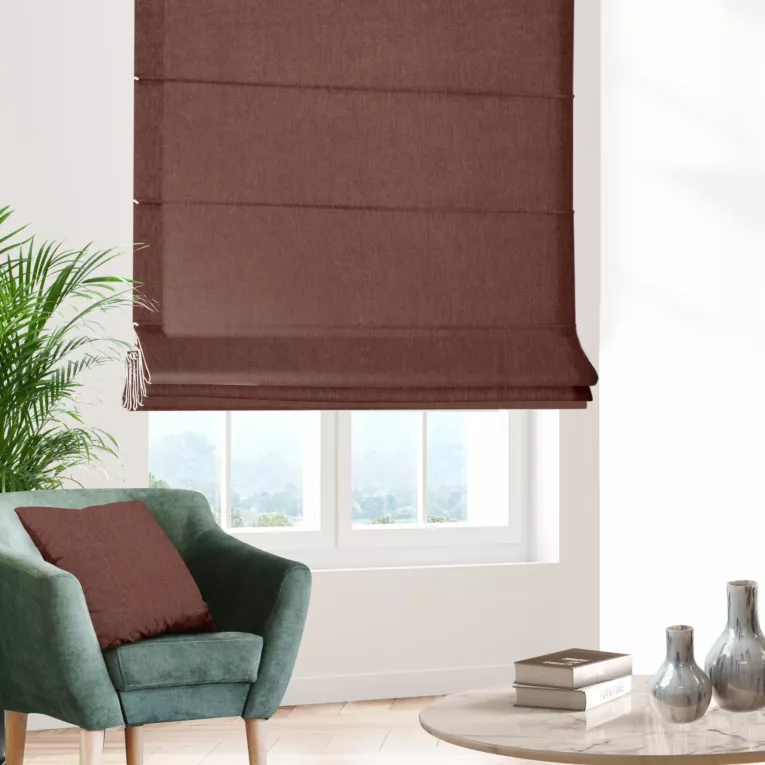Roleta rzymska ceglasta miękka, szenilowa tkanina o wyraźnym splocie i delikatnym połysku