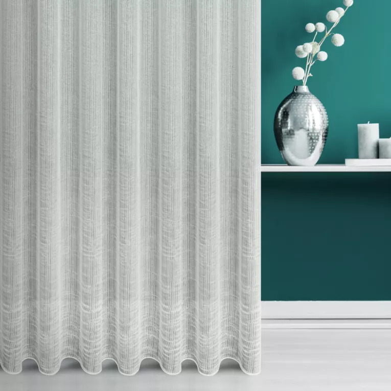 Firana szyta na taśmie 5 cm naturalna z półmatowej kreszowanej tkaniny, w nieregularne, cienkie, pionowe pasy, wykończona obciążnikiem