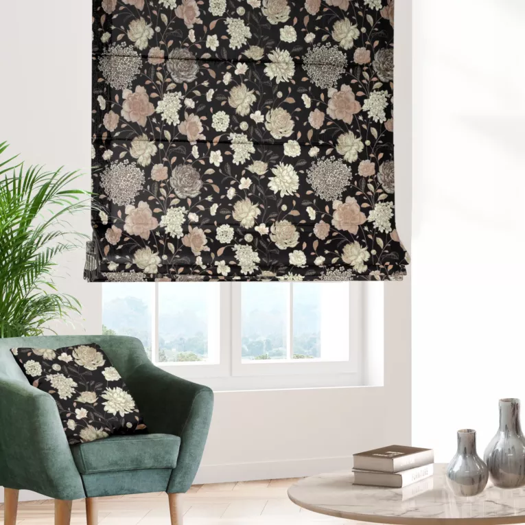 Roleta rzymska czarno beżowa z miękkiej, welwetowej tkaniny, z nadrukowanym dużym wzorem kwiatowym