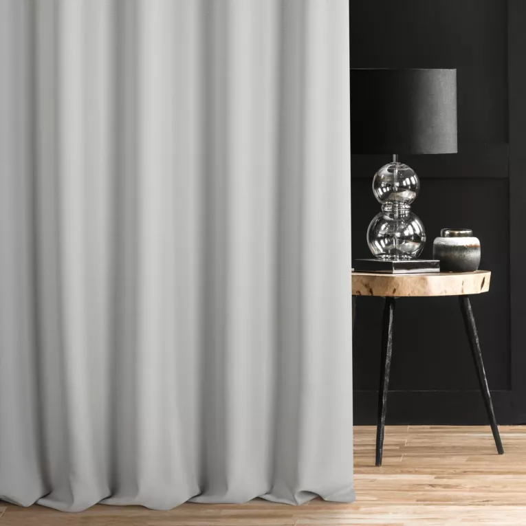 Zasłona szyta na tunelu jasnoszara z tkaniny z dodatkiem połyskującej nici, z widocznym ozdobnym splotem
