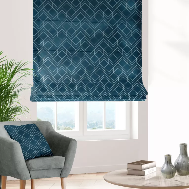 Roleta rzymska ISMENA ciemnoturkusowa z tkaniny welwetowej z geometrycznym błyszczącym nadrukiem
