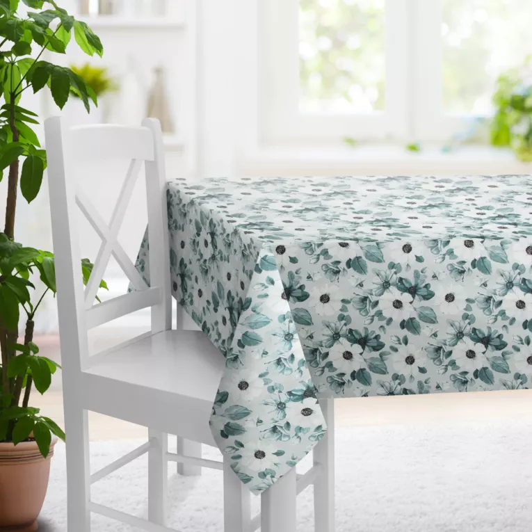 Obrus szyty jasnoszaro popielaty z miękkiej tkaniny o naturalnym splocie z kwiatowym wzorem