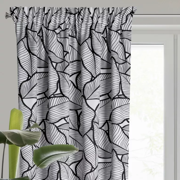 Zasłona biało, czarna zdobiona nadrukiem liści 140x270 cm taśma - ROMI