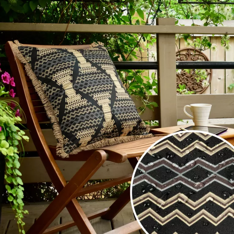 Poszewka na poduszkę 45x45 cm z tkaniny wodoodpornej czarno, beżowa idealna na taras oraz balkon zdobiona nadrukiem geometrycznym i frędzlami GARDEN