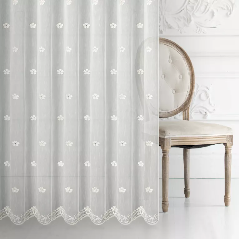 Firana szyta na taśmie 5 cm LEYA biało szampańska z matowej tkaniny haftowanej w drobny kwiatowy wzór z ażurem