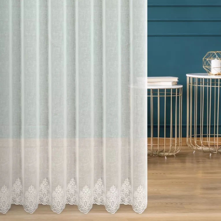 Firana szyta na taśmie 5 cm biała z matowej etaminy ozdobionej ornamentowym haftem