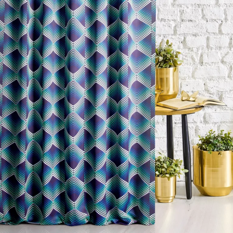 Zasłona szyta na taśmie 5 cm VERSO wielokolorowa z miękkiej tkaniny typu blackout drukowanej w geometryczny wzór