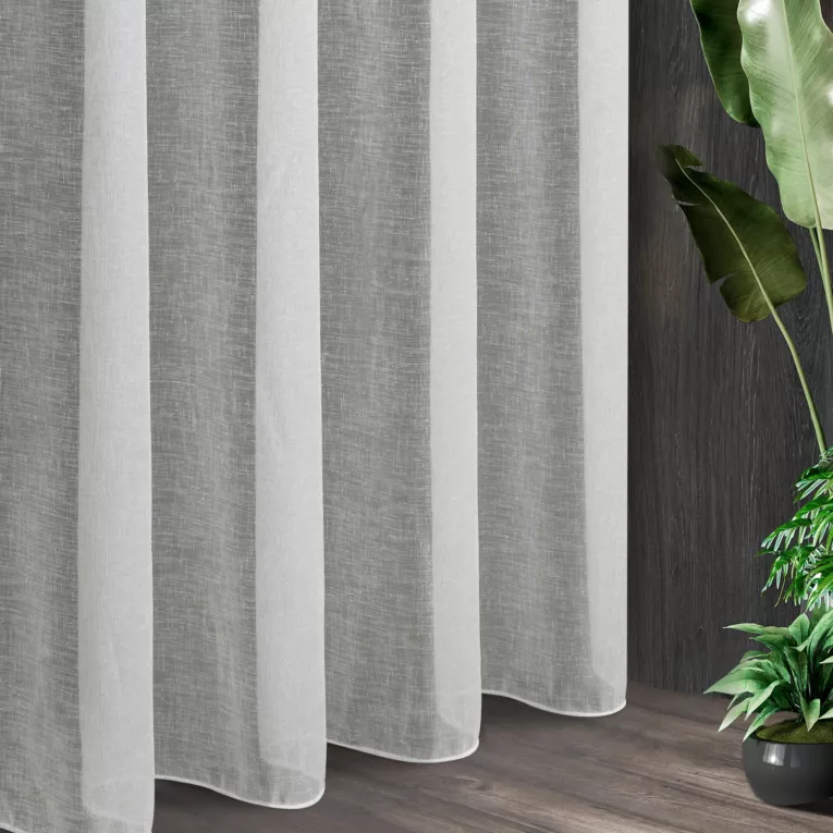 Tkanina firanowa gładka i lśniąca etamina, z dodatkiem błyszczącej lureksowej nici, wykończona obciążnikiem
