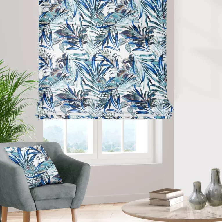 Roleta rzymska kremowo turkusowa z miękkiej tkaniny typu blackout drukowanej we wzór botaniczny