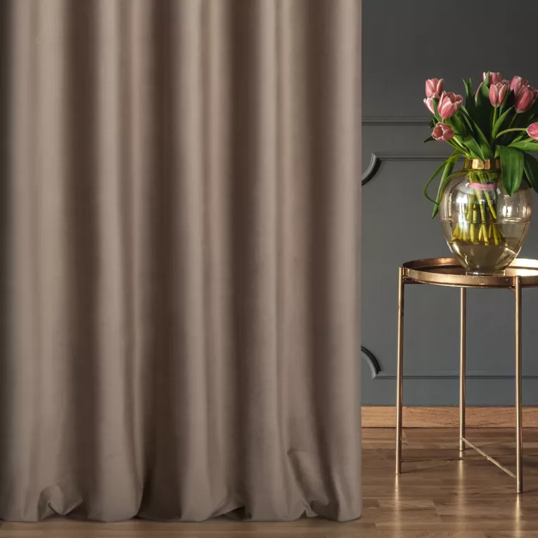 Zasłona szyta na taśmie 5 cm jasnobrązowa z miękkiej półmatowej tkaniny welwetowej