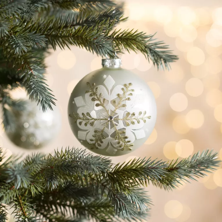 Szklana bombka choinkowa ręcznie zdobiona wzorem śnieżynki
